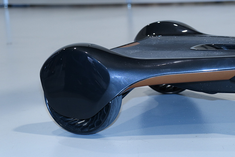 タイヤはブリヂストン製で「エアフリーコンセプトタイヤ」を装着。サスペンションは設定されておらず、タイヤのクッションで路面の凹凸などに対応する