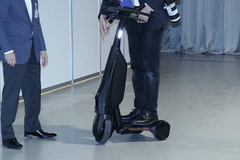 旋回は体重移動などではなく、自転車などと同様にハンドル操作で行なう