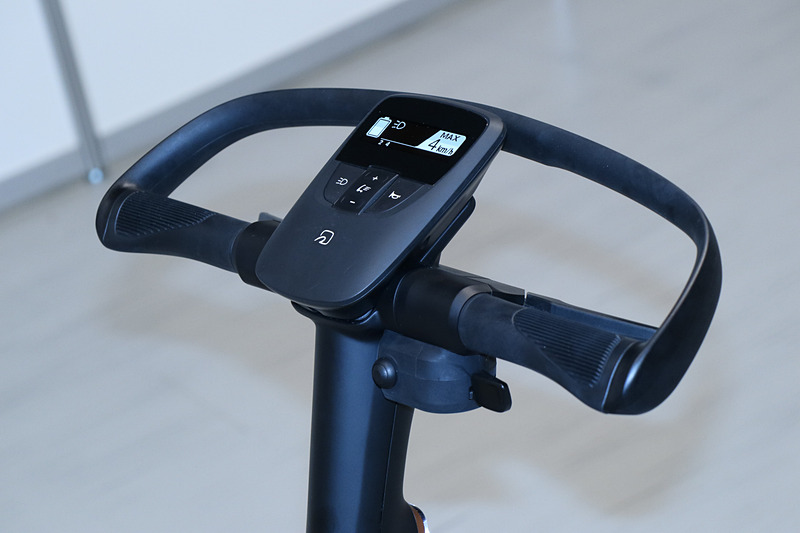 右手側のパドルがアクセル、同じユニットのボタンを押すと後退する