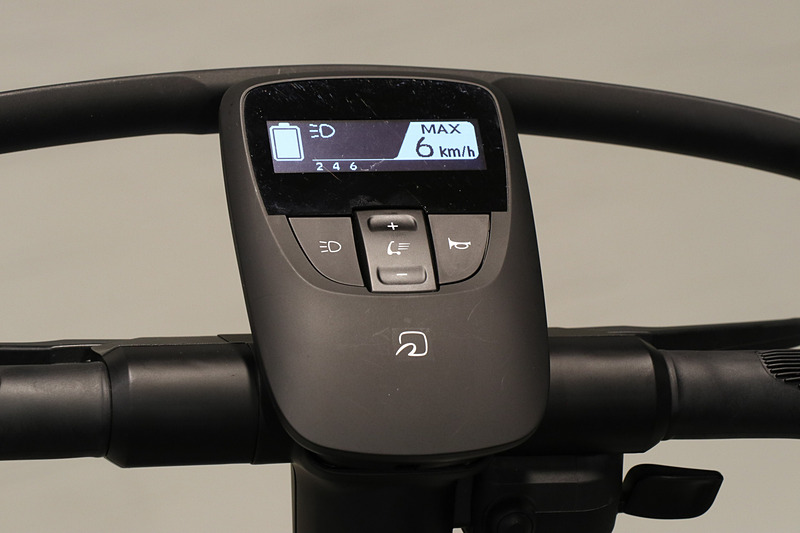 ハンドル中央にメーターを設定。FeliCaポートにカードキーをかざして起動する