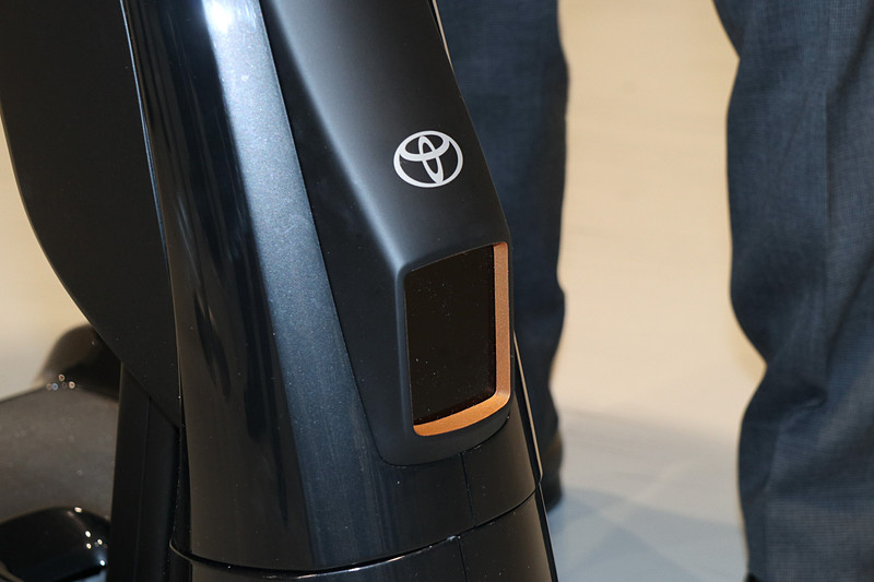 本体前方に「周辺検知センサー」を設定。センサーが障害物を発見すると速度が低下し、乗員に障害物があることを知らせる