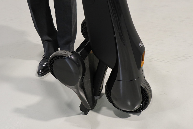 ステップ部分が折りたたみ可能となっており、スーツケースのようにキャスターでの移動も可能