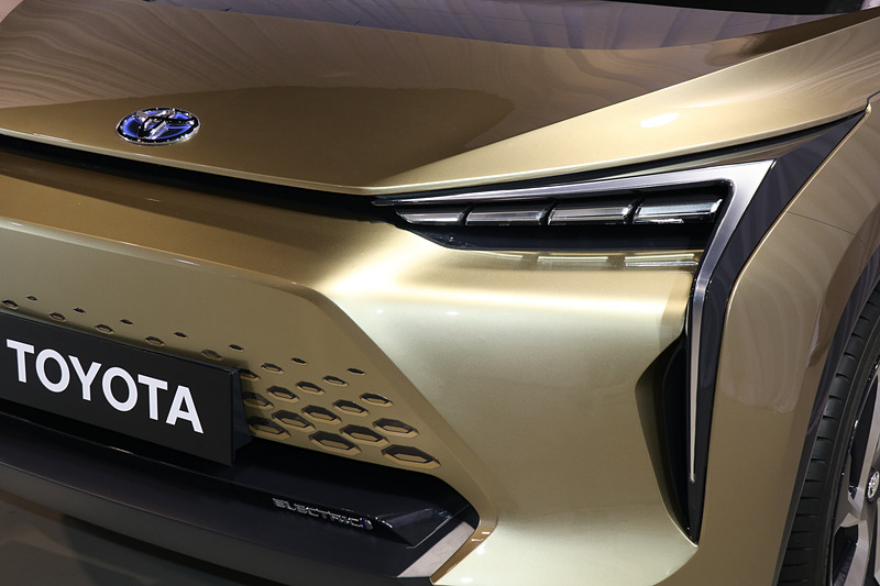 バンパーにある細かなエアインテークはステッカーを使ったダミー