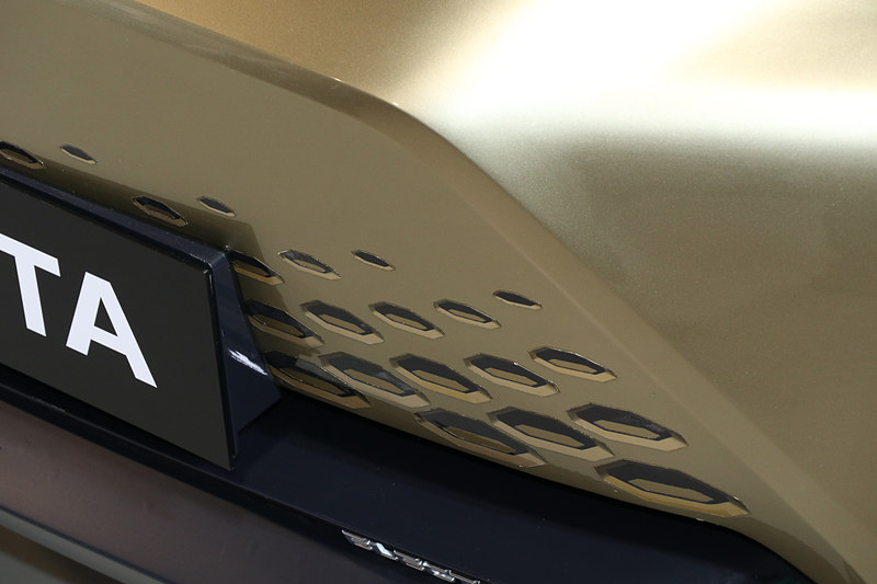 バンパーにある細かなエアインテークはステッカーを使ったダミー