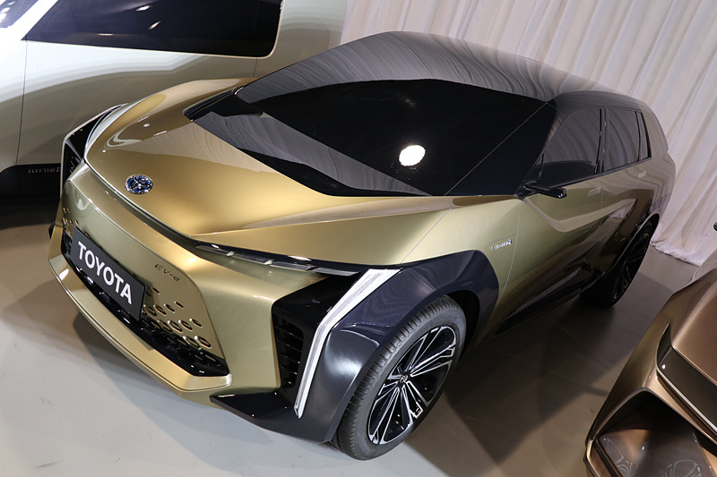 前後のフェンダーを色違いにしたクロスオーバー風のモックアップ