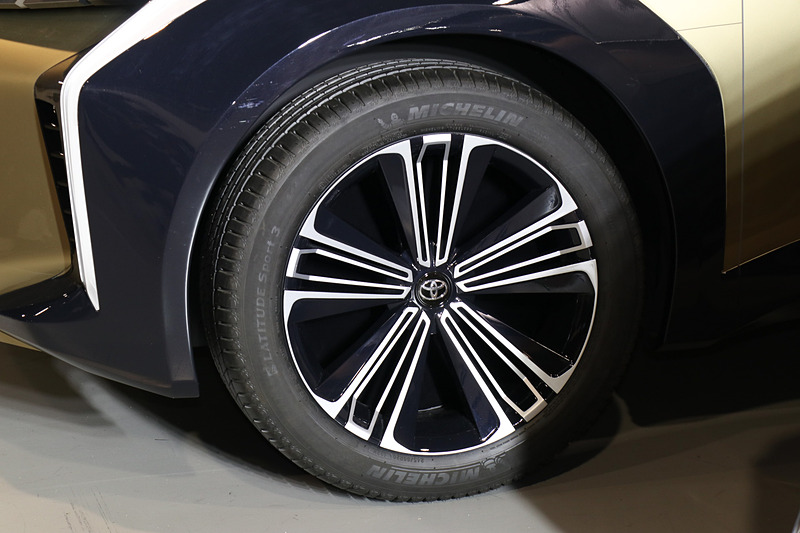 タイヤはミシュラン「LATITUDE SPORT 3」