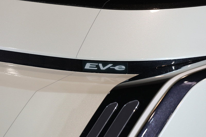 「イヴ」と発音するロゴマーク