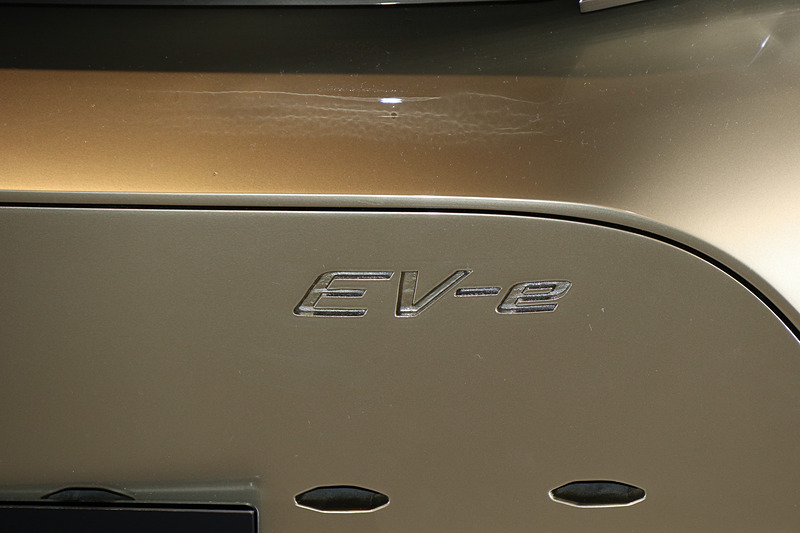 「イヴ」と発音するロゴマーク