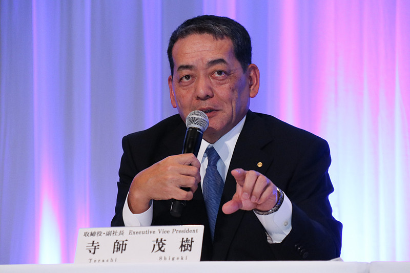 質疑応答でコメントする寺師副社長