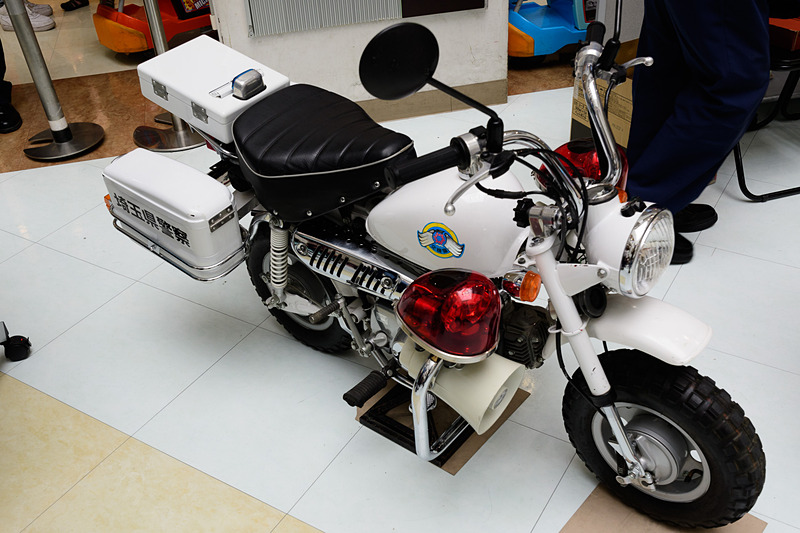 埼玉県警の白バイ。本物ではなく、子供向けのミニ白バイ