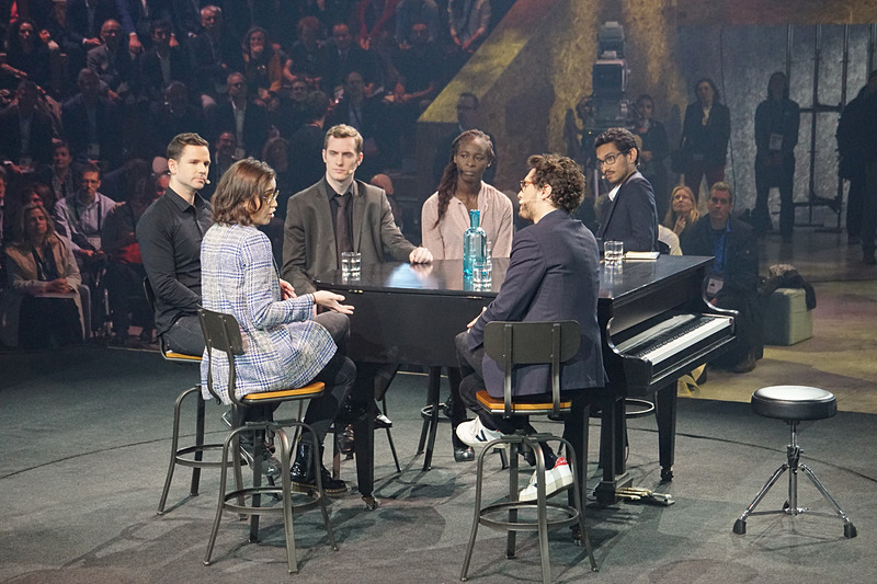 Movin'Onのオープニングイベントでは「ジェネレーションY」と呼ばれる世代が集まり、Movin'Onで探求を続ける「脱炭素と大気の質」「多様な都市交通と社会」「革新的な技術」「商品輸送とマルチモダリティ」「循環経済」といった5つの主要テーマを示した