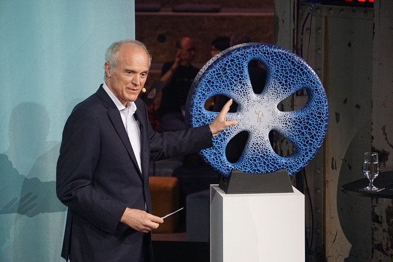 Movin'Onのオープニングイベントでミシュランの将来的なビジョンを示すタイヤ「MICHELIN VISIONARY CONCEPT」を紹介するフロラン・メネゴーCEO