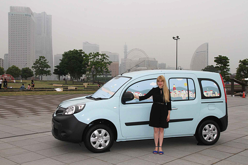 ボディカラー「ブルー ドラジェ」を採用した限定車「カングー クルール」