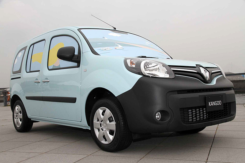 カングー ゼン EDCをベースに、ボディとフロントグリルブレードに専用色のブルー ドラジェを使い、ブラックフロントバンパー、ブラックリアバンパー、ブラックドアミラーを専用装備