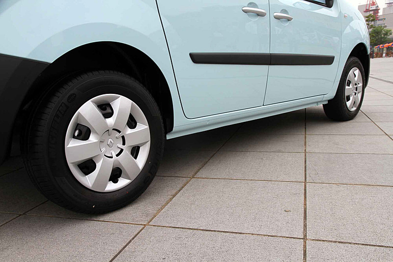 タイヤはミシュランの「ENERGY SAVER」。サイズは195/65R15