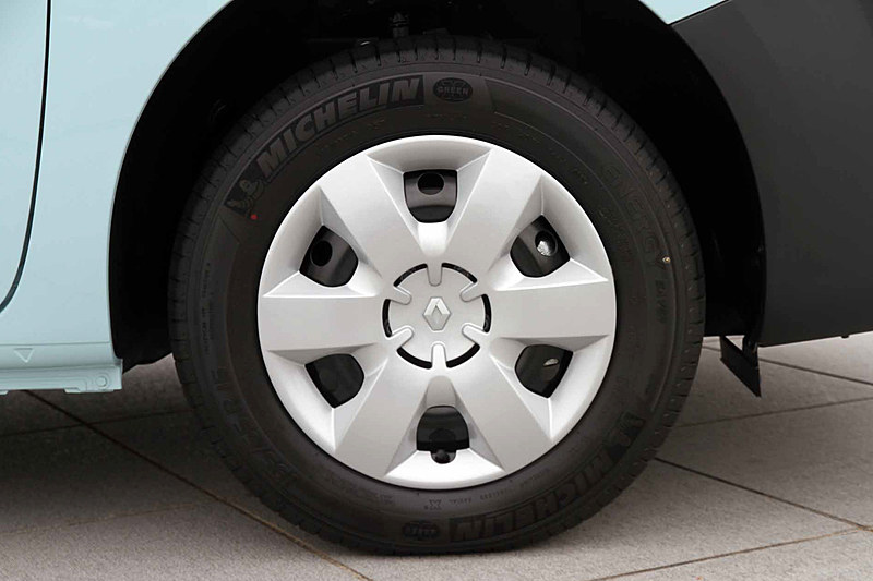 タイヤはミシュランの「ENERGY SAVER」。サイズは195/65R15