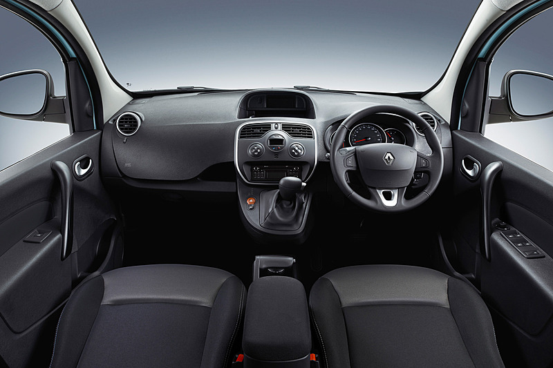 展示車の車内は撮影できなかったが、ベース車と同じブラックの内装となる