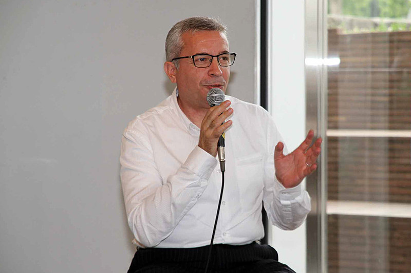 限定車のカングー クルールについて紹介するルノー・ジャポン株式会社 フレデリック・ブレン氏