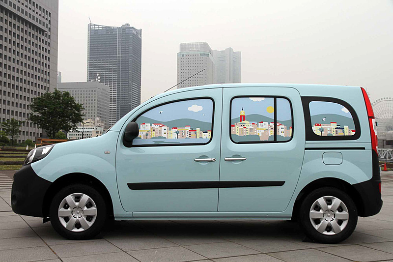 助手席側のウィンドウには海側から見えるサントロペの街並みが描かれている