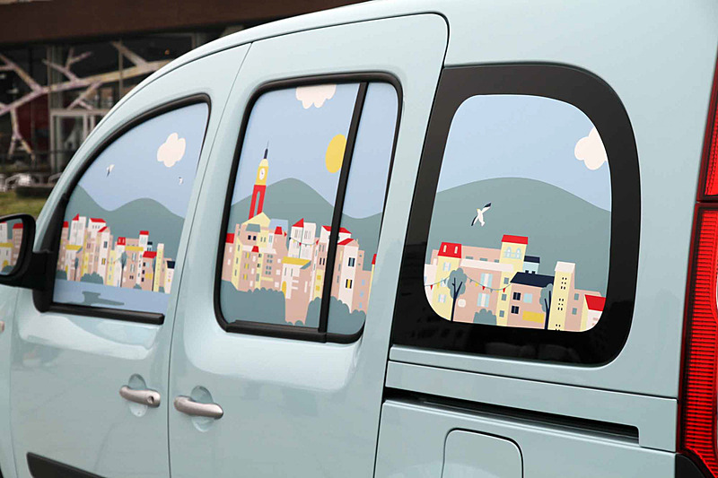 助手席側のウィンドウには海側から見えるサントロペの街並みが描かれている
