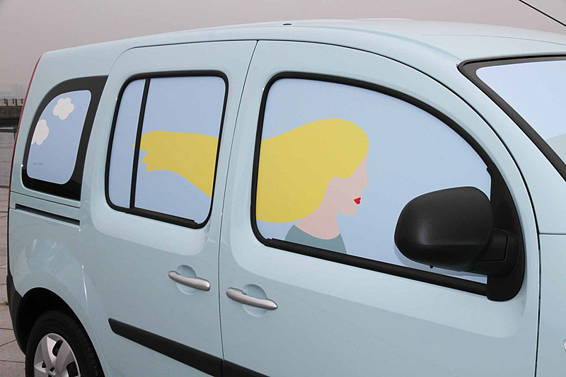 運転席側のウィンドウには金髪をなびかせてドライブを楽しむベンツ氏の姿が描かれた