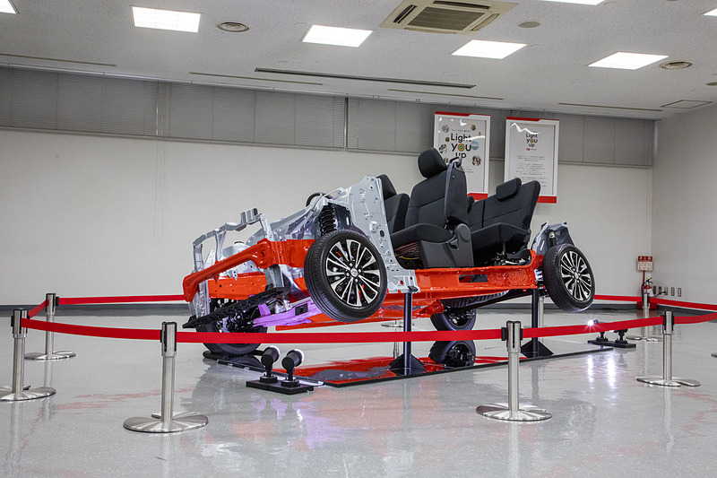 プラットフォームに用いられたダイハツの新世代のクルマ作り「DNGA」に基づく新技術を紹介