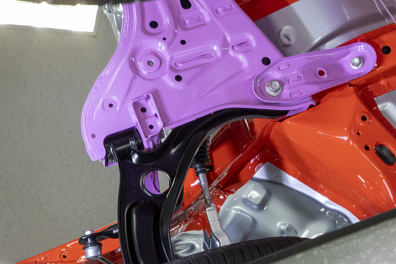 フロントロアアームは支点位置を前後で変えることで、ブレーキング時にノーズダイブしにくい特性にしたという