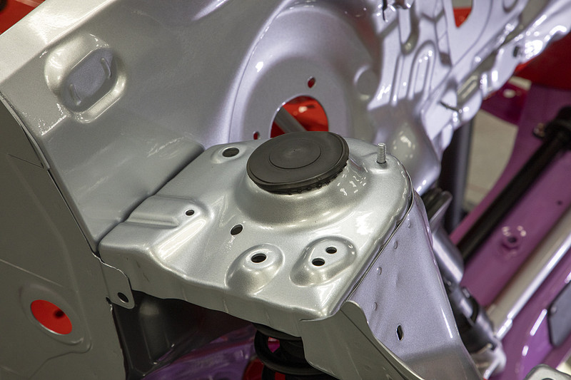 フロントショックのアッパーサポートは1点締めになった