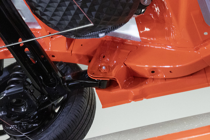 リアサスペンションアームは、ボディと繋ぐブッシュの取り付け位置をサスペンションの動く方向に対して斜めにすることで、コーナリング時のトー変化の量を抑えている