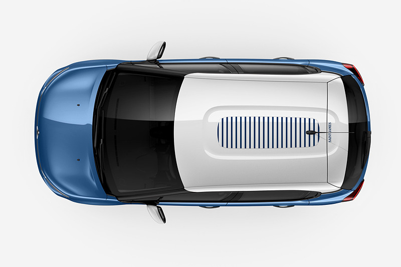 ルーフ中央に「ボーダーステッカー」を装着