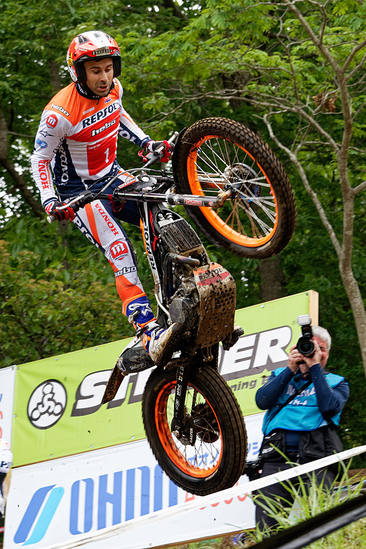 2日目、完全勝利を決め180度ターンでフィニッシュするボウ選手