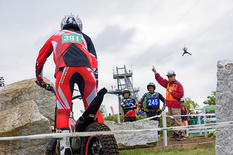 岩を設置したセクションや急斜面を利用したセクション、水辺のセクションなどバラエティに富む