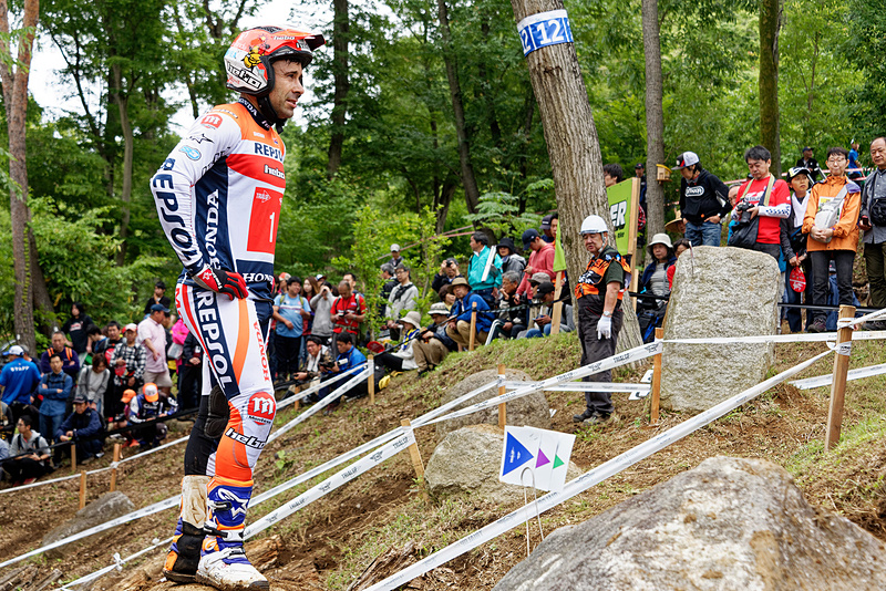 入念にセクションをチェックするゼッケン1のボウ選手