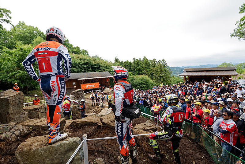 入念にセクションをチェックするゼッケン1のボウ選手