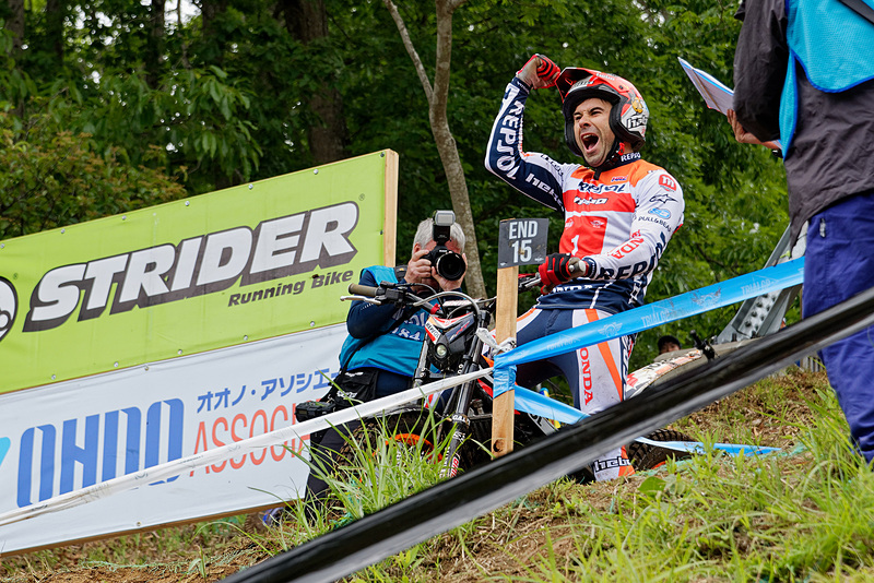 完全勝利で雄叫びを上げる