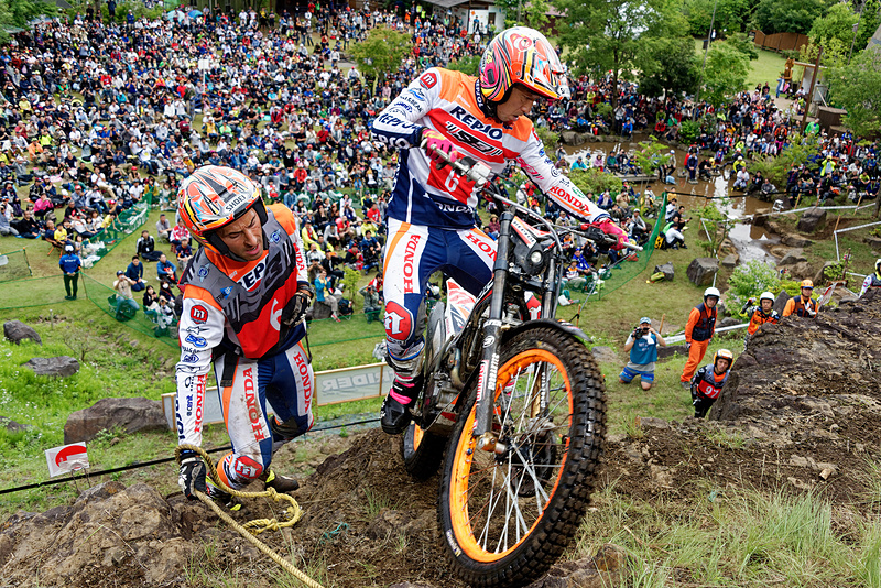 気合の走りを見せる藤波選手