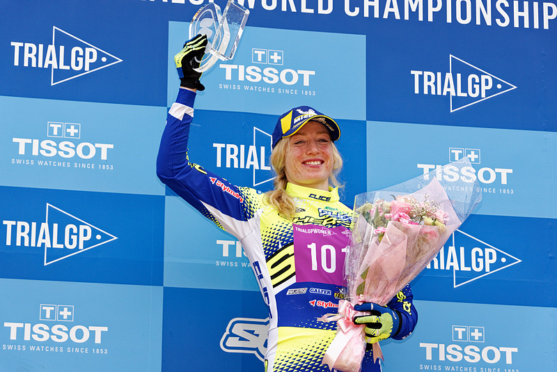 表彰台では観客に花束を投げ入れた