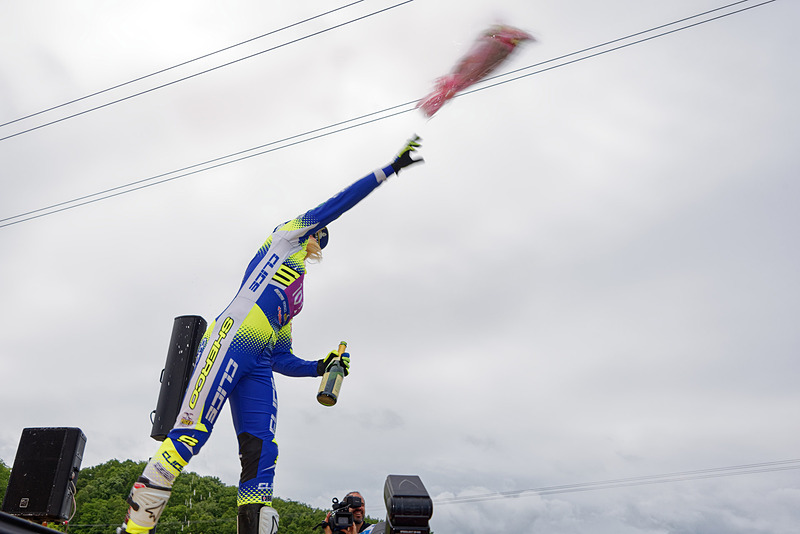 表彰台では観客に花束を投げ入れた