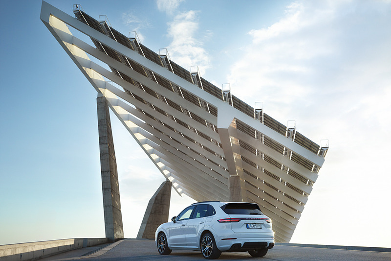 ボディサイズは4918×1983×1696mm（全長×全幅×全高）で、ホイールベースは2895mm