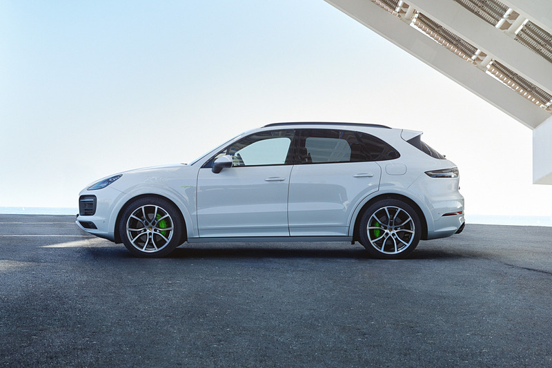 ボディサイズは4918×1983×1696mm（全長×全幅×全高）で、ホイールベースは2895mm