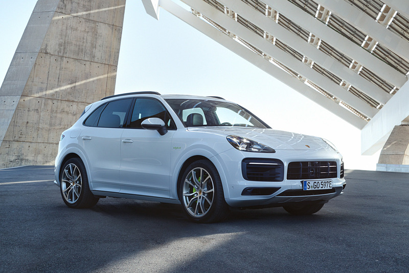 ボディサイズは4918×1983×1696mm（全長×全幅×全高）で、ホイールベースは2895mm