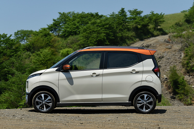 エクステリアでは前後バンパーのシルバー処理、ホイールアーチやサイドシルをブラックアウトさせる専用デカール、専用ルーフスポイラーなどを使ってSUVテイストを強調するスタイルが特徴。Tグレードでは15インチアルミホイールにダンロップ「エナセーブ EC300＋」（165/55R15）を組み合わせる