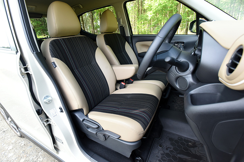 撮影車のインテリアではオプション設定の「プレミアムインテリアパッケージ」（5万4000円高）を装備。ブラック＆タンの内装色は上質感のあるもので、シート生地は合皮とファブリックのコンビネーションタイプ。アウトドアを楽しむユーザーなどにはオールウェザータイプのマットも嬉しい設定