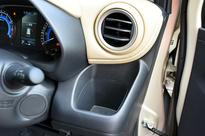 インパネ両サイドのエアコン吹き出し口前に設定される、エアコンの風を当てられるようにしたカップホルダー、助手席前方の引き出しティッシュBOX、センタートレイ、センターカップホルダー、センターBOXなど、多数の収納スペースを用意
