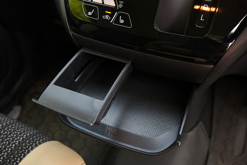 インパネ両サイドのエアコン吹き出し口前に設定される、エアコンの風を当てられるようにしたカップホルダー、助手席前方の引き出しティッシュBOX、センタートレイ、センターカップホルダー、センターBOXなど、多数の収納スペースを用意