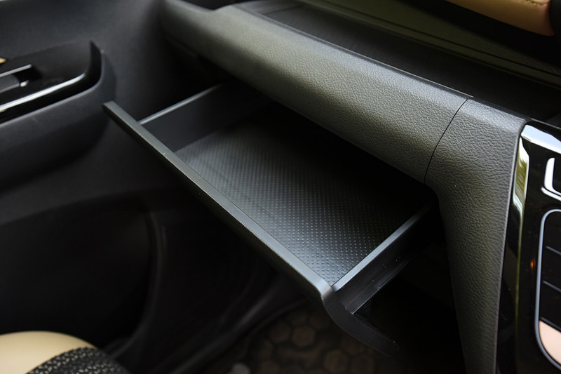 インパネ両サイドのエアコン吹き出し口前に設定される、エアコンの風を当てられるようにしたカップホルダー、助手席前方の引き出しティッシュBOX、センタートレイ、センターカップホルダー、センターBOXなど、多数の収納スペースを用意