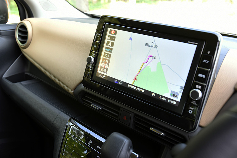 撮影車のインテリアではオプション設定の「プレミアムインテリアパッケージ」（5万4000円高）を装備。ブラック＆タンの内装色は上質感のあるもので、シート生地は合皮とファブリックのコンビネーションタイプ。アウトドアを楽しむユーザーなどにはオールウェザータイプのマットも嬉しい設定