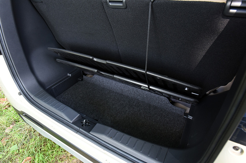 インパネ両サイドのエアコン吹き出し口前に設定される、エアコンの風を当てられるようにしたカップホルダー、助手席前方の引き出しティッシュBOX、センタートレイ、センターカップホルダー、センターBOXなど、多数の収納スペースを用意