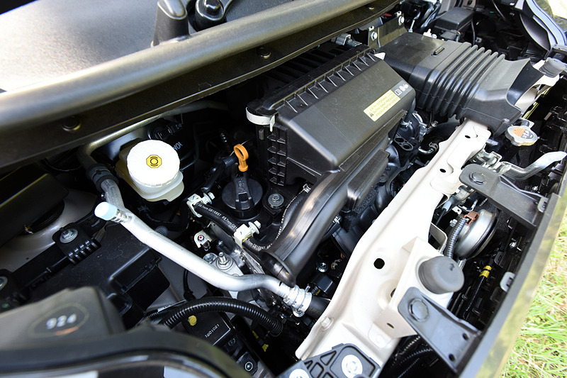 直列3気筒DOHC 0.66リッターターボ「BR06」型エンジンは最高出力47kW（64PS）/5600rpm、最大トルク100Nm（10.2kgfm）/2400-4000rpmを発生。eKクロスは全車で「SM21」型モーターとリチウムイオン電池を採用する「HYBRIDシステム」を採用しており、モーターは最高出力2.0kW（2.7PS）/1200rpm、最大トルク40Nm（4.1kgfm）/100rpmを発生