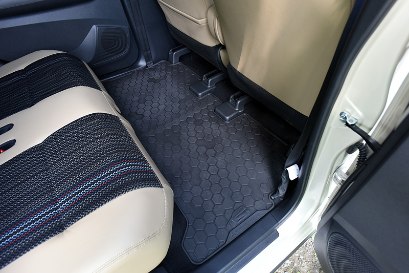 撮影車のインテリアではオプション設定の「プレミアムインテリアパッケージ」（5万4000円高）を装備。ブラック＆タンの内装色は上質感のあるもので、シート生地は合皮とファブリックのコンビネーションタイプ。アウトドアを楽しむユーザーなどにはオールウェザータイプのマットも嬉しい設定